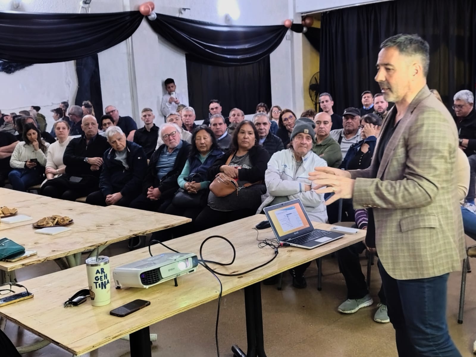Vecinos y militantes participaron de un encuentro de trabajo encabezado por Andrés Petrillo